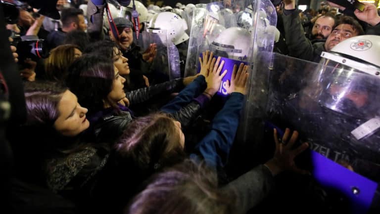 Turcja: Policja rozpędziła wielotysięczną manifestacje kobiet