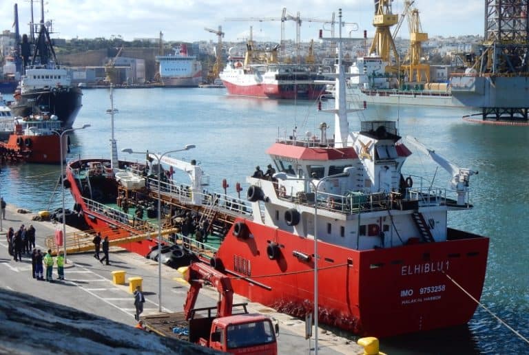 Trzej młodzi migranci zostali oskarżeni o bezprawne przejęcie kontroli nad statkiem