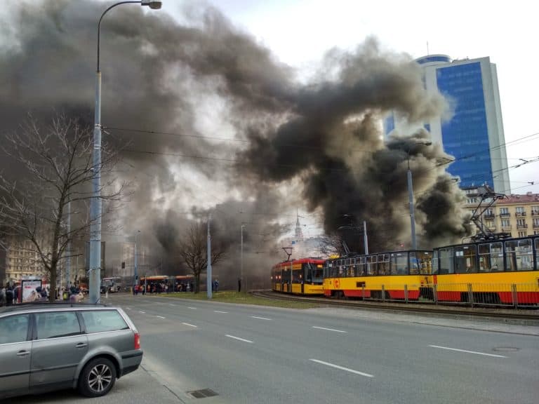 Protest sadowników w Warszawie, rozsypali jabłka i podpalili opony