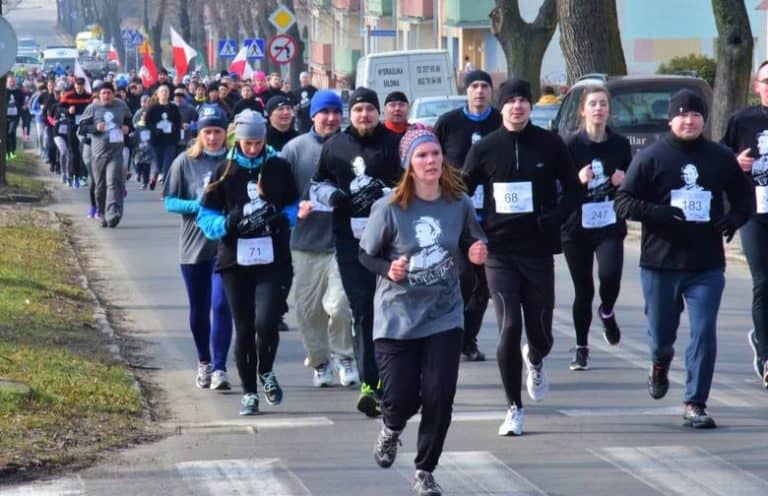 W kilkuset polskich miastach Biegi Tropem Wilczym