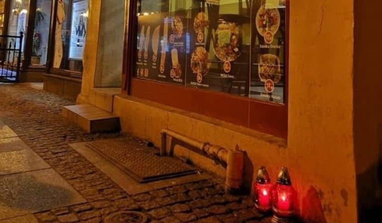 Wielka bijatyka przed lokalem z kebabami w Toruniu, jedna osoba nie żyje