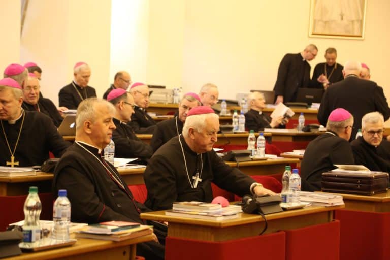Biskupi apelują o wycofanie budzących wątpliwości etyczne i prawne rozwiązań zawartych w tzw. Karcie LGBT