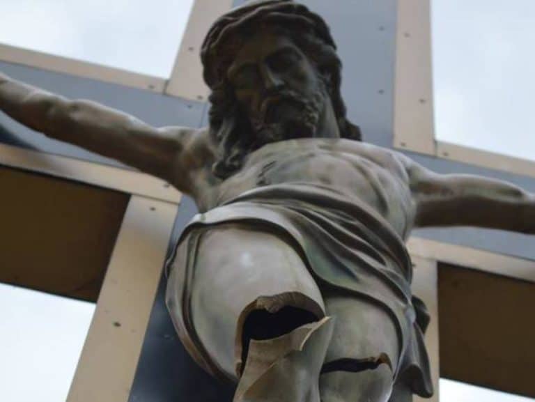 Kolejna profanacja w Katowicach – zniszczono krzyż i figurę Jezusa przed kościołem w Koszutce