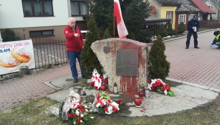 W Milówce zbezczeszczono pomnik pomordowanych Żołnierzy Wyklętych