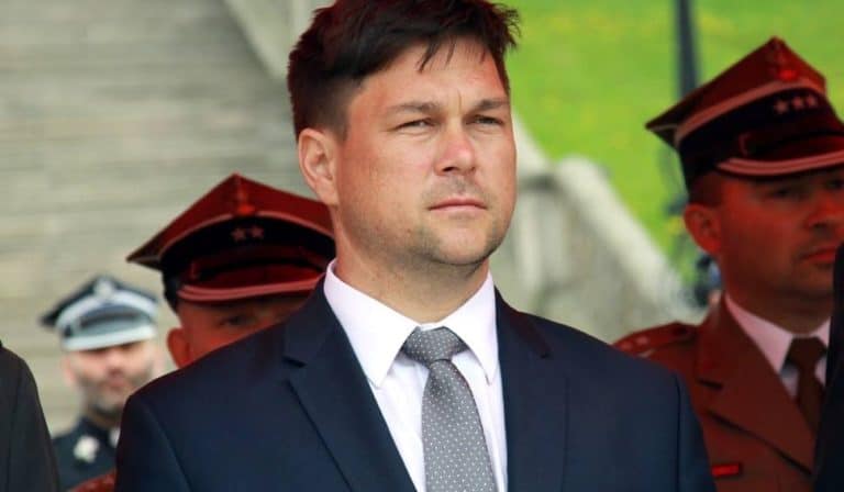 Poseł PiS, któremu zarzucono, że kupił prawo jazdy, został zawieszony w prawach członka partii