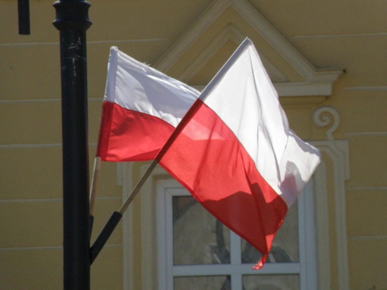 W Rzeszowie ukraińscy studenci pozrywali polskie flagi z latarni na rynku