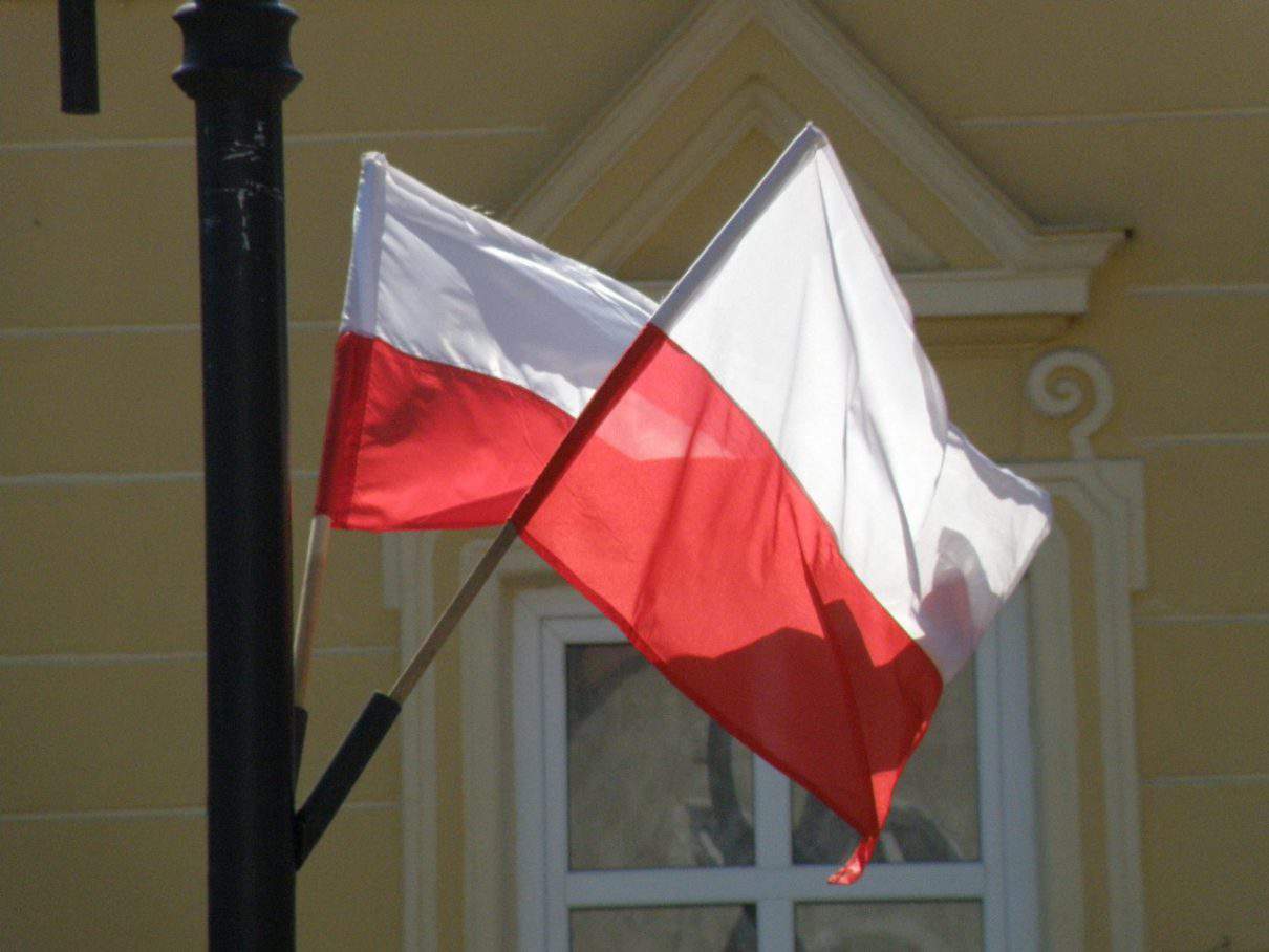 W Rzeszowie ukraińscy studenci pozrywali polskie flagi z latarni na rynku