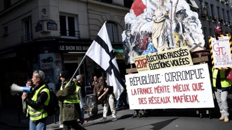 Barykady na ulicach Awinionu, kolejna sobota we Francji pod znakiem protestów „żółtych kamizelek”