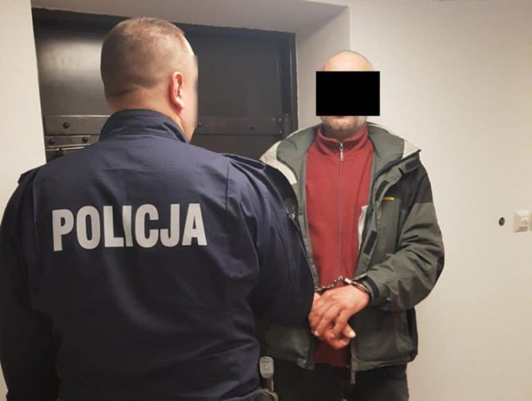 Brutalnie pobili, a następnie wyrzucili przez okno mieszkania znajdującego się na drugim piętrze…