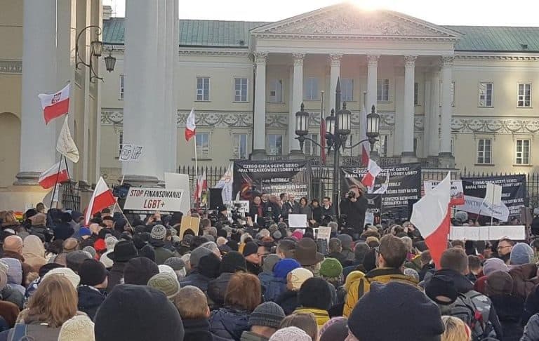 Protest rodziców pod warszawskim ratuszem: „Tak dla rodziny! Nie dla destrukcji!”