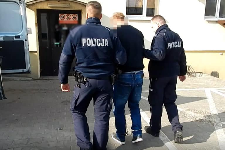 Przywiązali go do drzewa, kazali kopać dół, straszyli bronią… – horror w Radziejowie