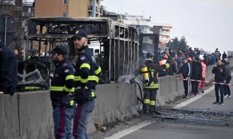 We Włoszech Senegalczyk podpalił autobus z dziećmi