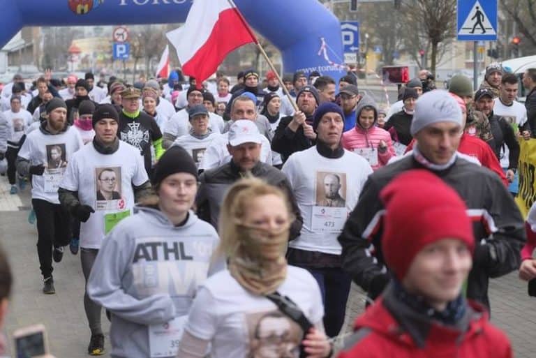 75 tys. osób w całej Polsce biegnie dziś „Tropem Wilczym”, by uczcić w ten sposób pamięć Żołnierzy Wyklętych