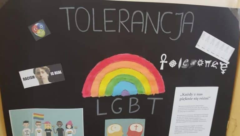 W Pyskowicach szkoła podczas organizowanego „tygodnia tolerancji” oprócz środowisk LGBT promowała również… symbol sierpa i młota
