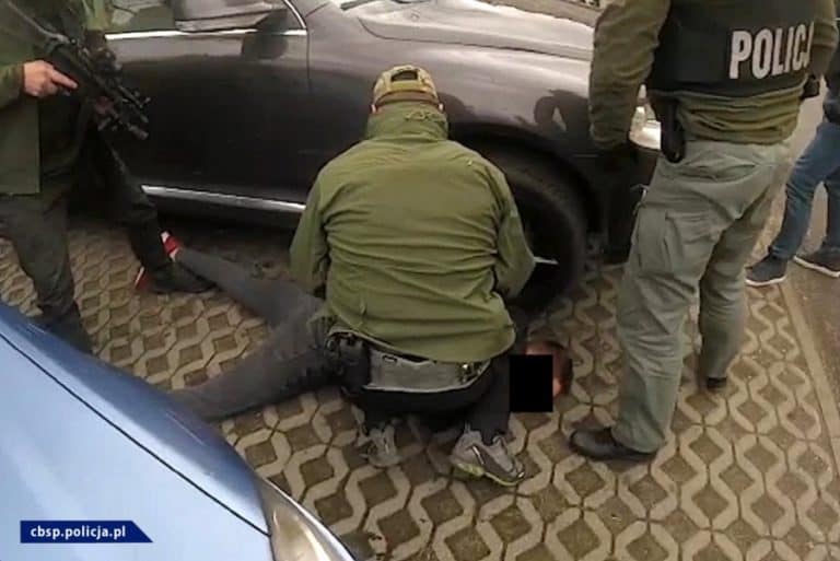 Rozbito dwie grupy przestępcze wyłudzające podatek VAT, zatrzymano 30 osób