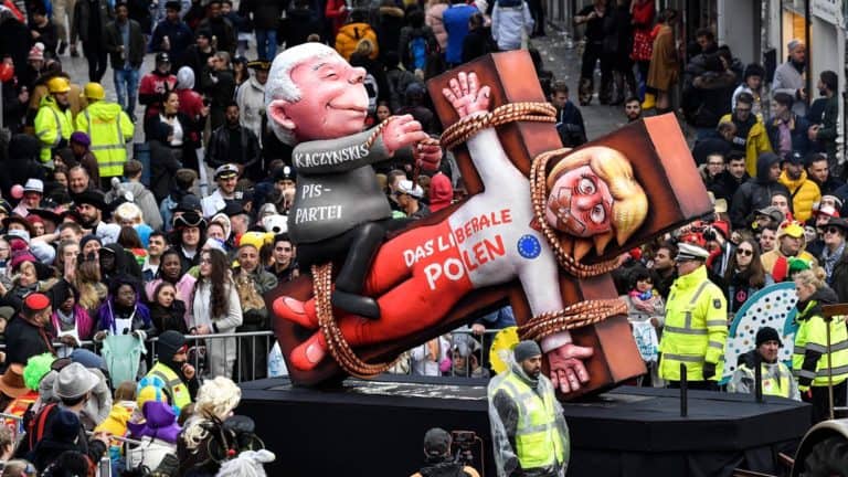 Na niemieckiej paradzie pojawiła się platforma przedstawiająca Jarosława Kaczyńskiego oraz „ukrzyżowaną Polskę”