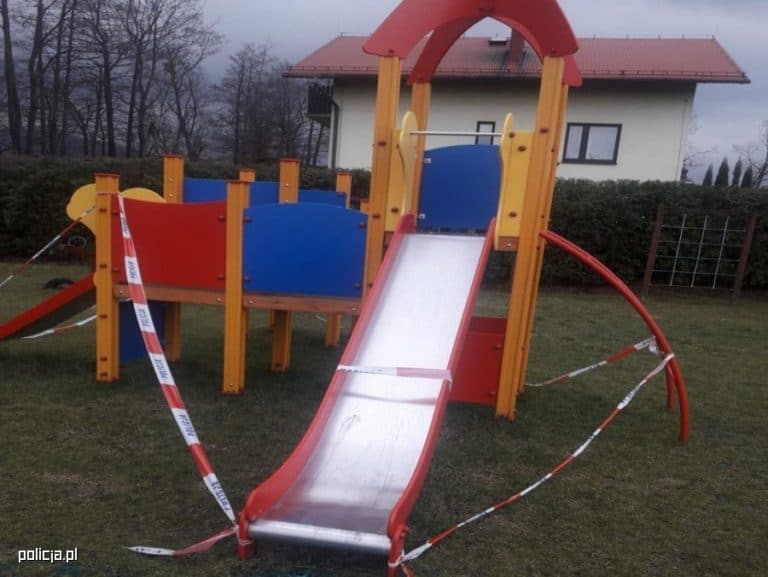Ktoś oblał zjeżdżalnię kwasem, który poparzył 2-latka