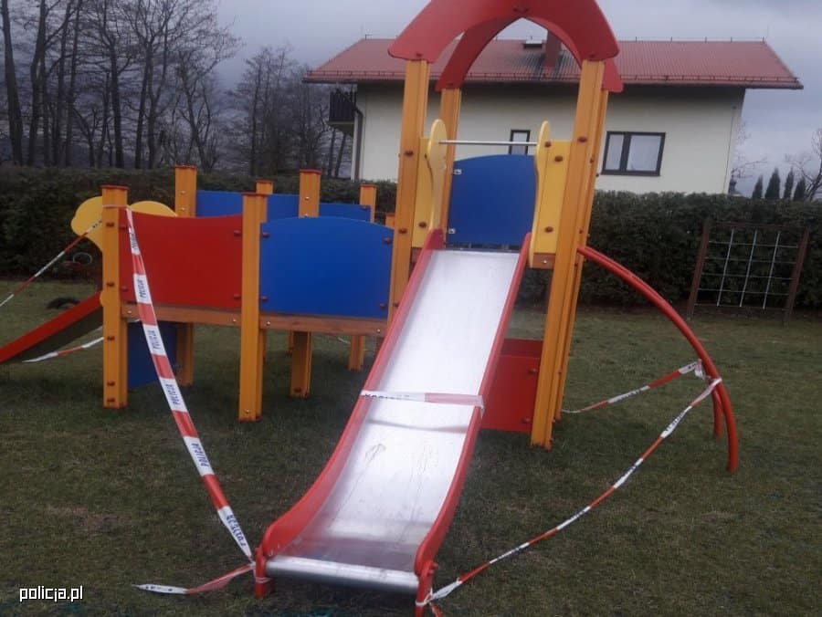 Ktoś oblał zjeżdżalnię kwasem, który poparzył 2-latka