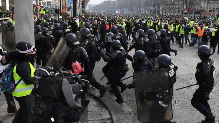 „Żółte kamizelki” zamierzają protestować także w Wielką Sobotę