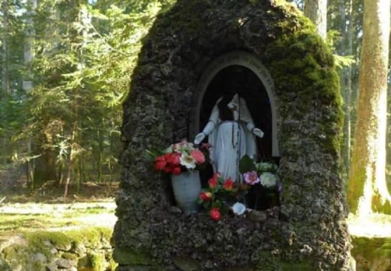 Francja: W miejscowości Marhles ktoś pozbawił głowy statuę Matki Boskiej