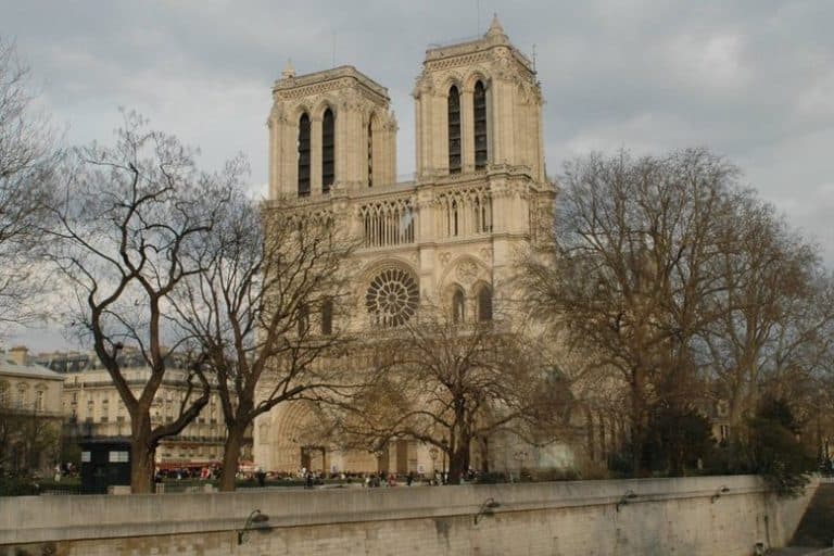Czy katedra Notre Dame zostanie odbudowana zgodnie z poprzednim stanem?