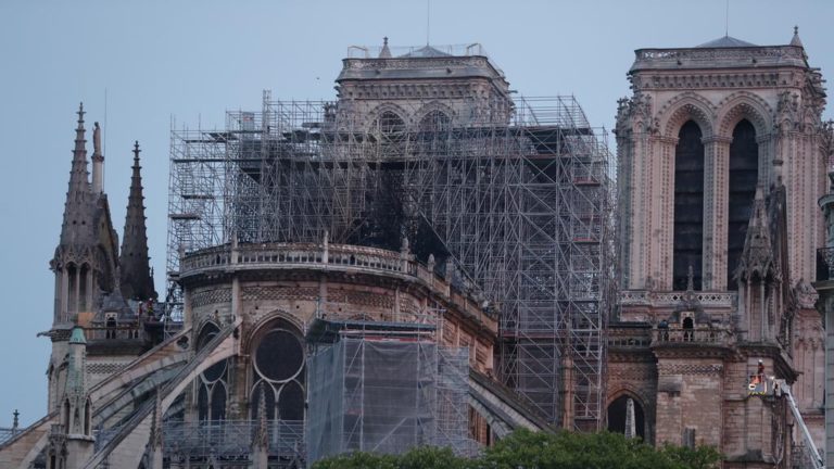 Mury katedry Notre Dame stoją, ale części ścian grozi zawalenie