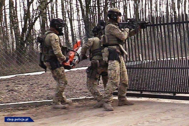 Policjanci CBŚP zlikwidowali w Toruniu i pod Warszawą laboratoria amfetaminy