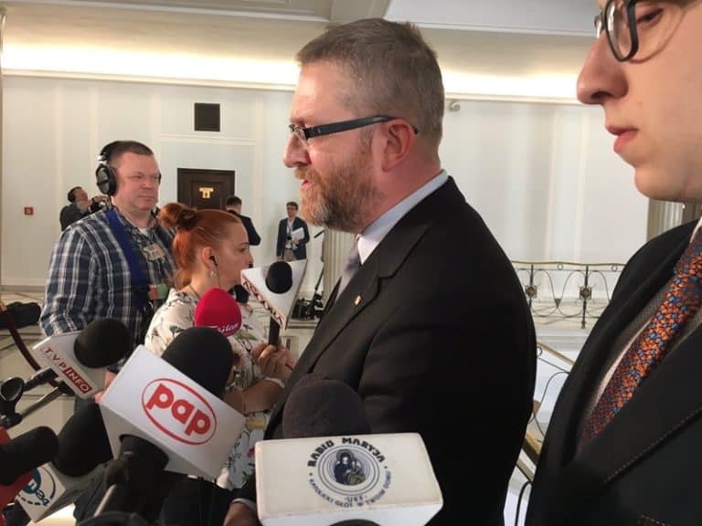 Grzegorz Braun ostro o wycofaniu się z ekshumacji w Treblince