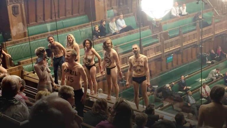 Debata nad Brexitem została zakłócona przez nagich aktywistów