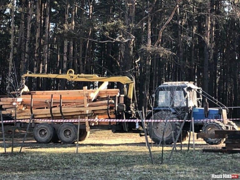 W miejscu stalinowskich zbrodni w Kuropatach demontowane są krzyże