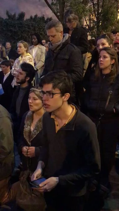 Francuzi modlą się na ulicach, prosząc Boga o ocalenie katedry