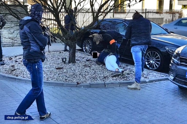 Potężne uderzenie w nielegalny biznes – 13 osób zatrzymano niemal w jednym czasie na terenie Polski i Niemiec