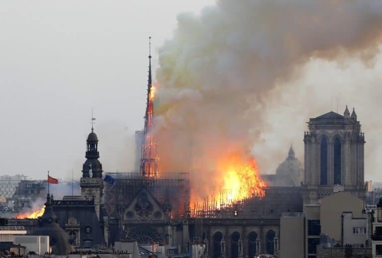 Przyczyną pożaru w katedrze Notre Dame prawdopodobnie było zwarcie elektryczne