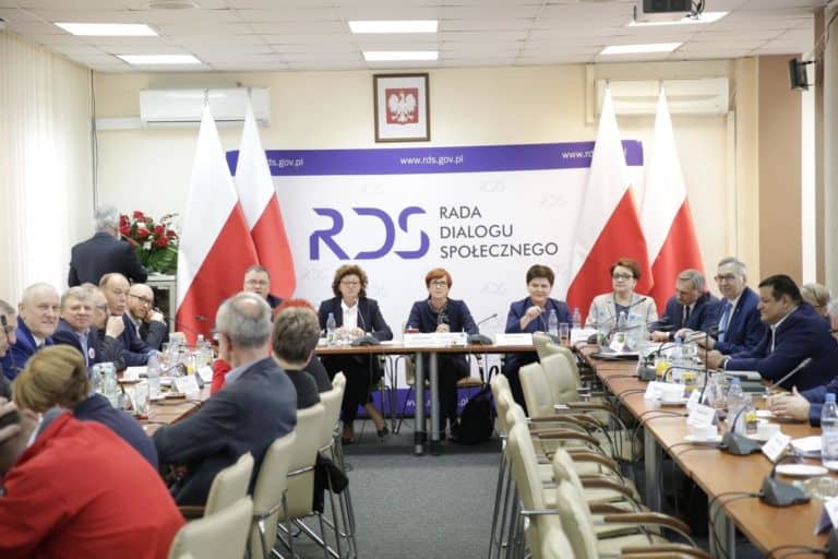 Nauczycielska „Solidarność” przyjęła rządowe propozycje, Broniarz wzywa do strajku