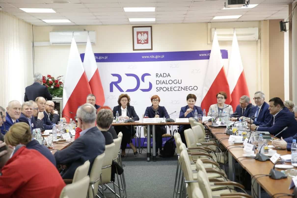 Nauczycielska „Solidarność” przyjęła rządowe propozycje, Broniarz wzywa do strajku
