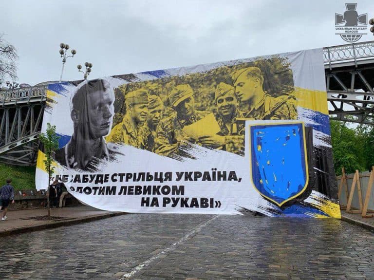 Baner ku czci nazistów z SS Galizien na kijowskim Majdanie