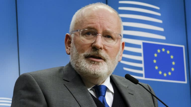 Według Timmermansa Polacy bardziej ufają Unii Europejskiej niż swojemu rządowi