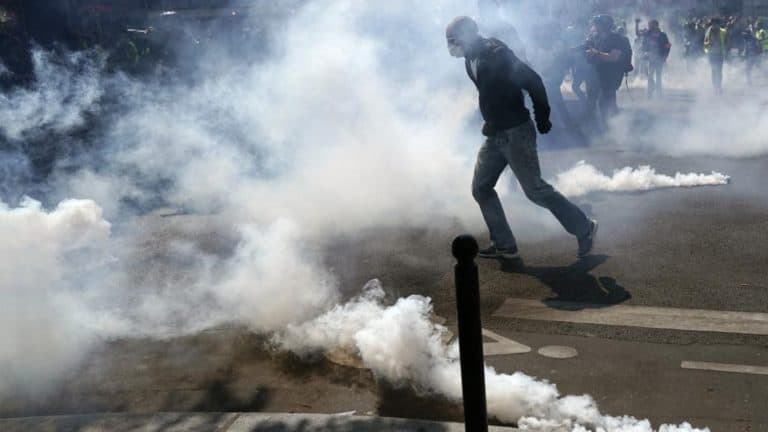 „Żółte kamizelki” znów w natarciu, policjanci mają dość – coraz więcej samobójstw