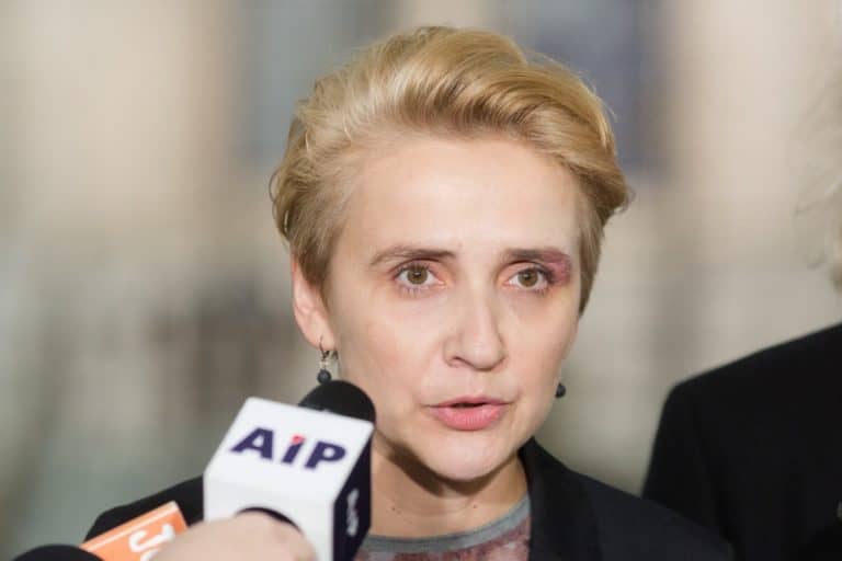 Joanna Scheuring-Wielgus głośno mówi o prawach zwierząt, a swoje własne psy oddała do schroniska…