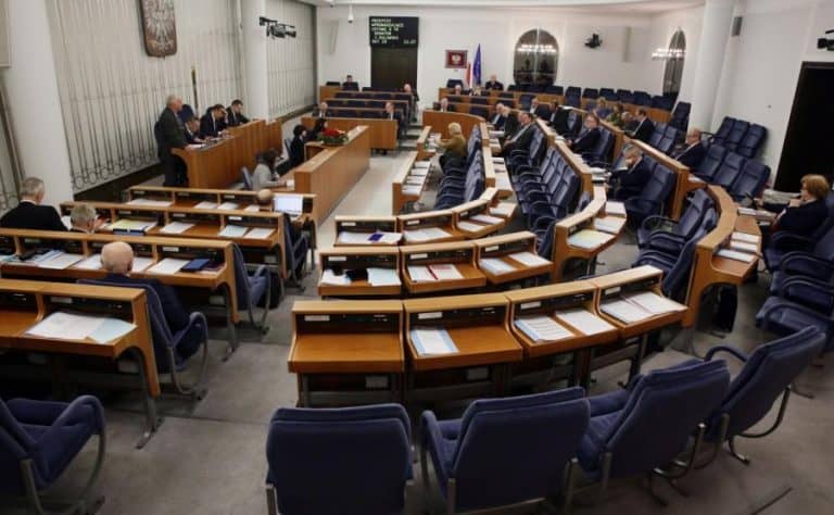 Senat przeznaczy  100 mln zł na pomoc dla Polonii i Polaków poza granicami kraju