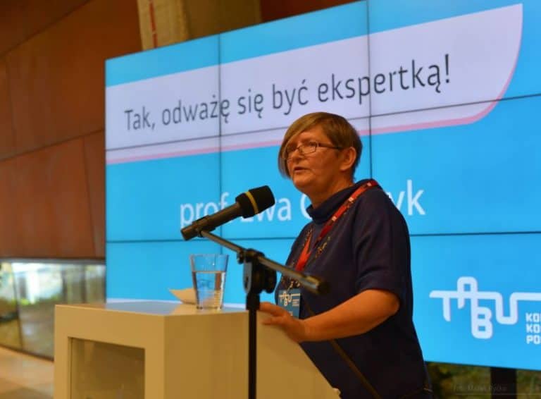 Skandal: Profesor Uniwersytetu Gdańskiego wśród feministek uczestniczących w happeningu z transparentem z waginą