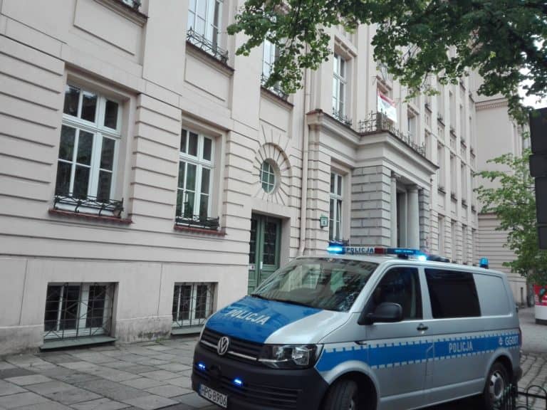 Alarmy bombowe w szkołach średnich w całej Polsce
