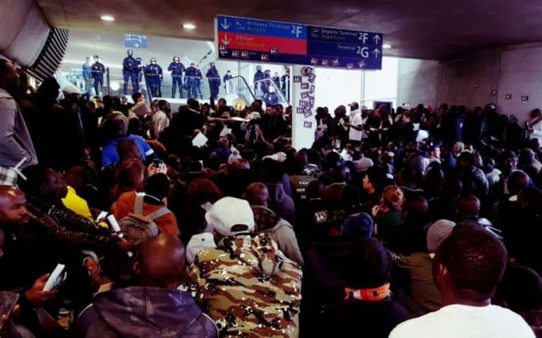 Imigranci okupujący lotnisko Roissy pod Paryżem: „Francja nie jest dla Francuzów! Cała Afryka ma prawo tu być!””
