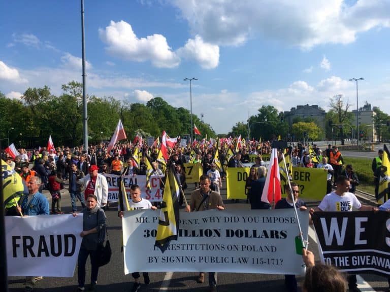 Uczestnicy marszu przeciw roszczeniom żydowskim udali się pod ambasadę amerykańską