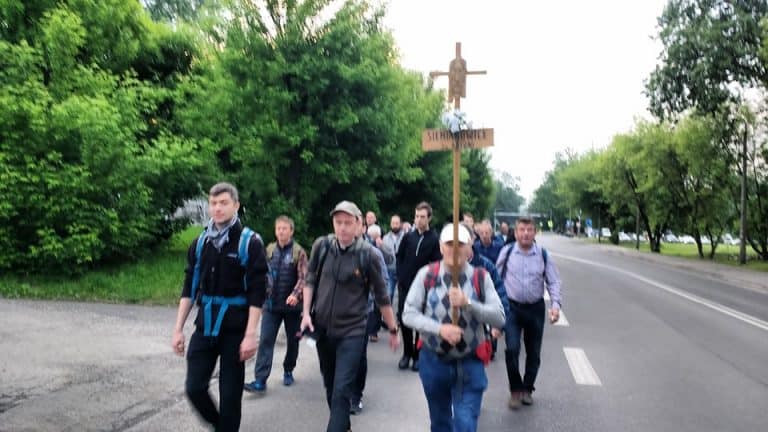 Mężczyźni i młodzieńcy z całego Górnego Śląska pielgrzymują dziś do Piekar Śląskich