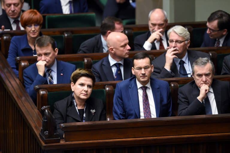 Sondaż: Kto lepszym premierem: Morawiecki czy Szydło?