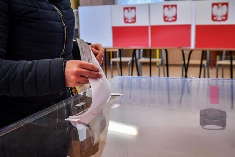 Rośnie poparcie dla PiS i PO, spada dla Lewicy