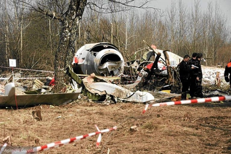 Polscy prokuratorzy badają wrak samolotu TU-154 w Smoleńsku
