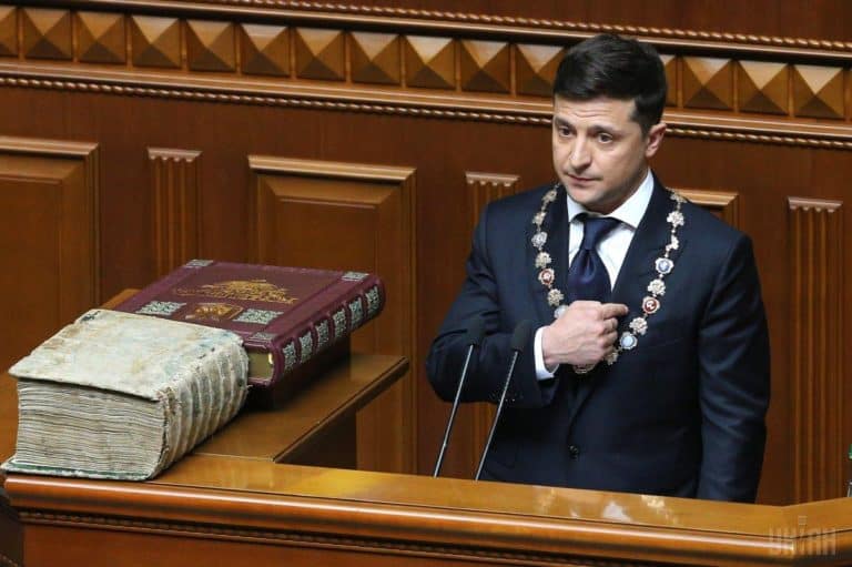 Zelenskij został zaprzysiężony na prezydenta Ukrainy, po czym… rozwiązał Radę Najwyższą