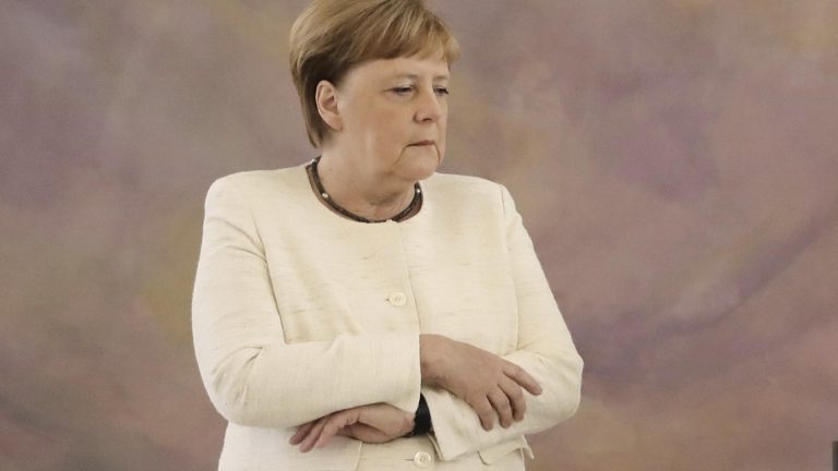 Angela Merkel znów dostała drgawek podczas spotkania z prezydentem Niemiec
